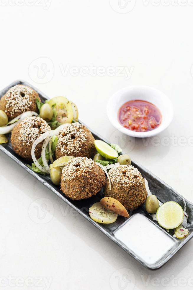 garbanzos falafel comida tradicional del medio oriente plato de aperitivos set de iniciación foto