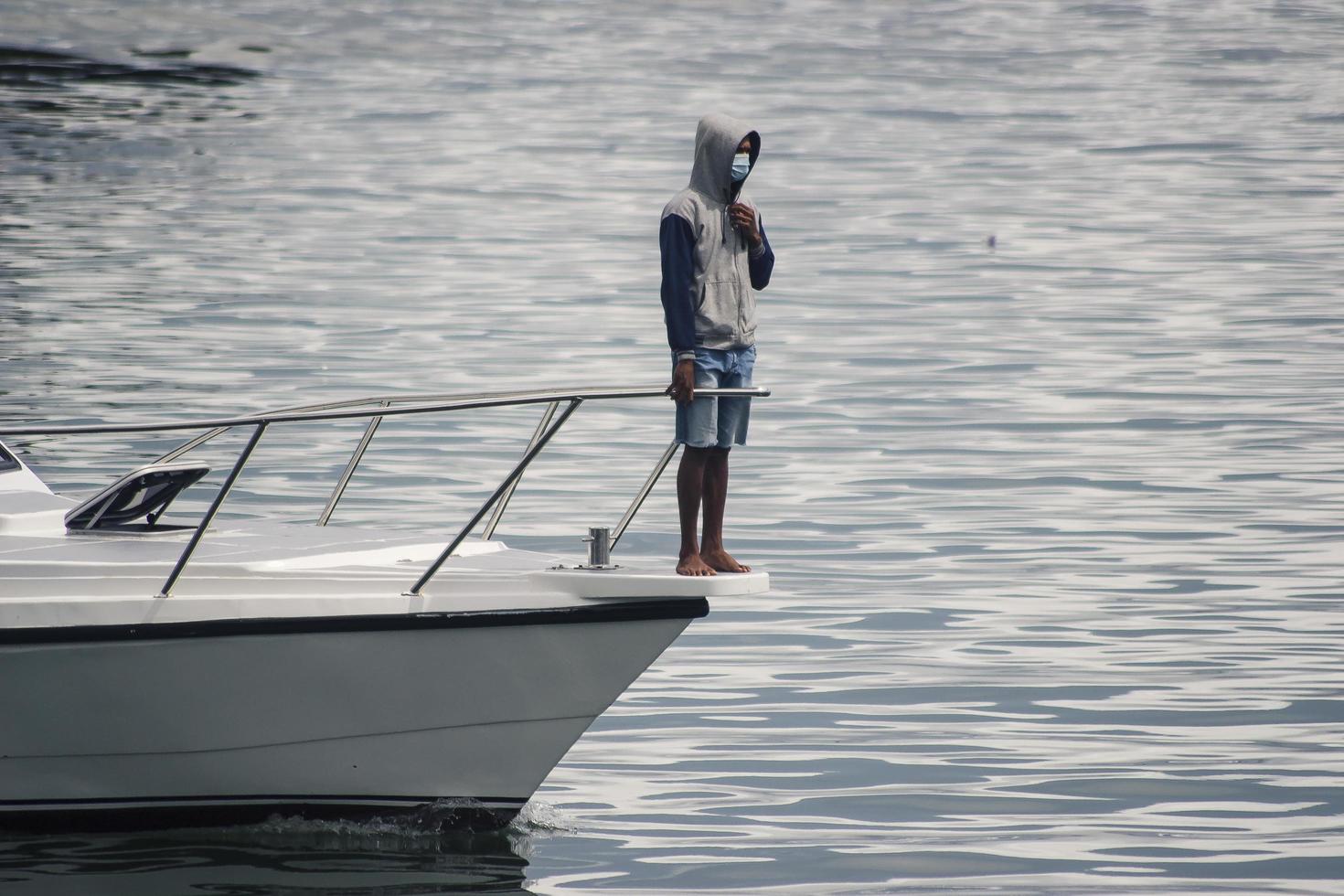 Sorong, Papua Occidental, Indonesia 2021- la tripulación de un barco de pie en la cubierta de proa foto