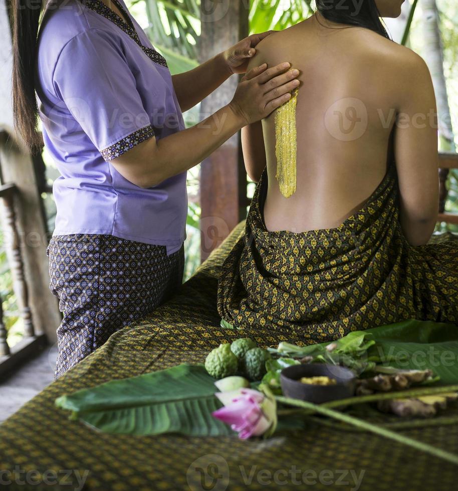 masaje asiático spa tratamiento de belleza orgánico natural con pasta exfoliante de cúrcuma foto