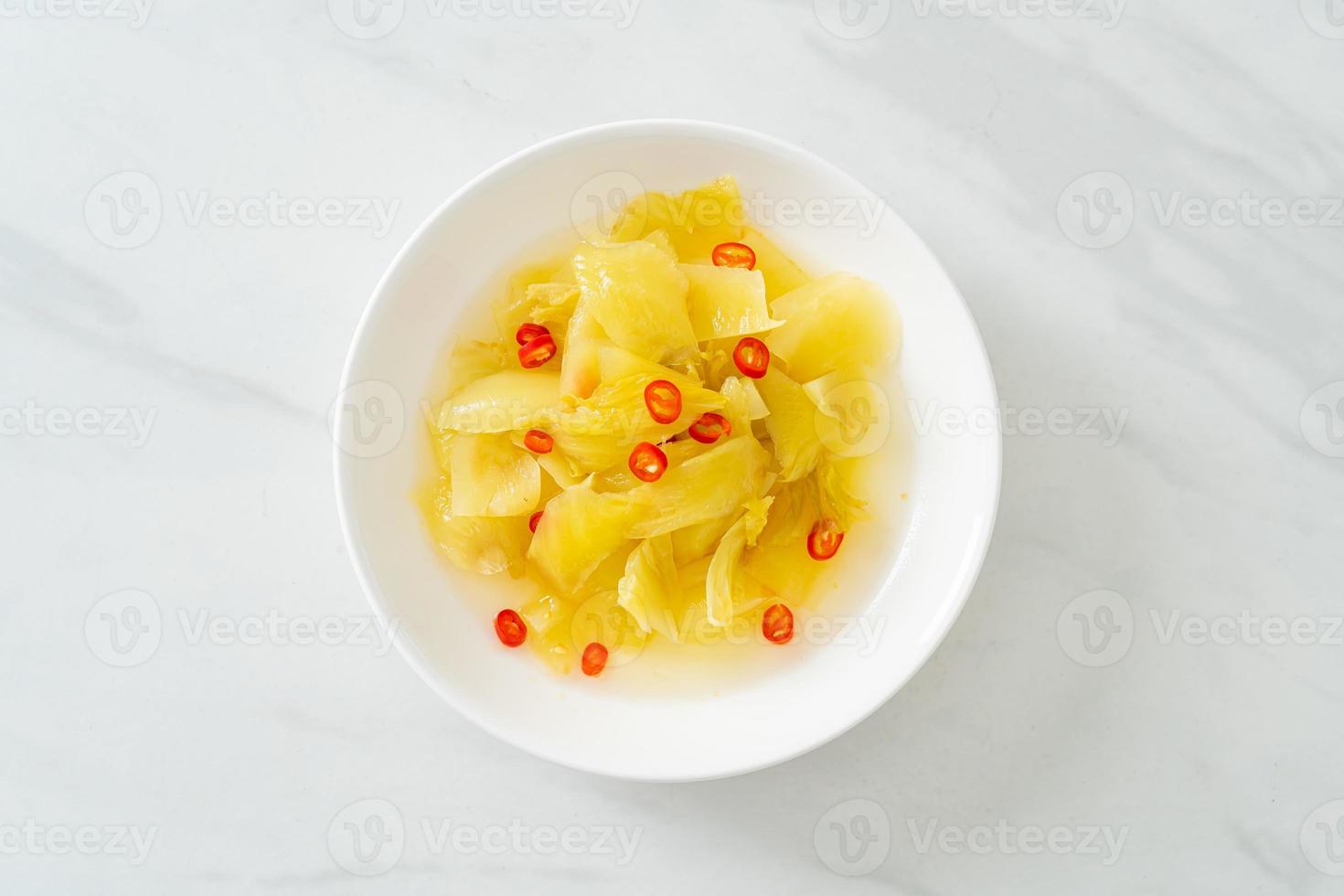 Ensalada picante de repollo encurtido o apio con aceite de sésamo foto