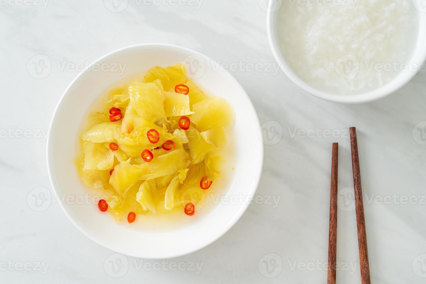 Ensalada picante de repollo encurtido o apio con aceite de sésamo foto