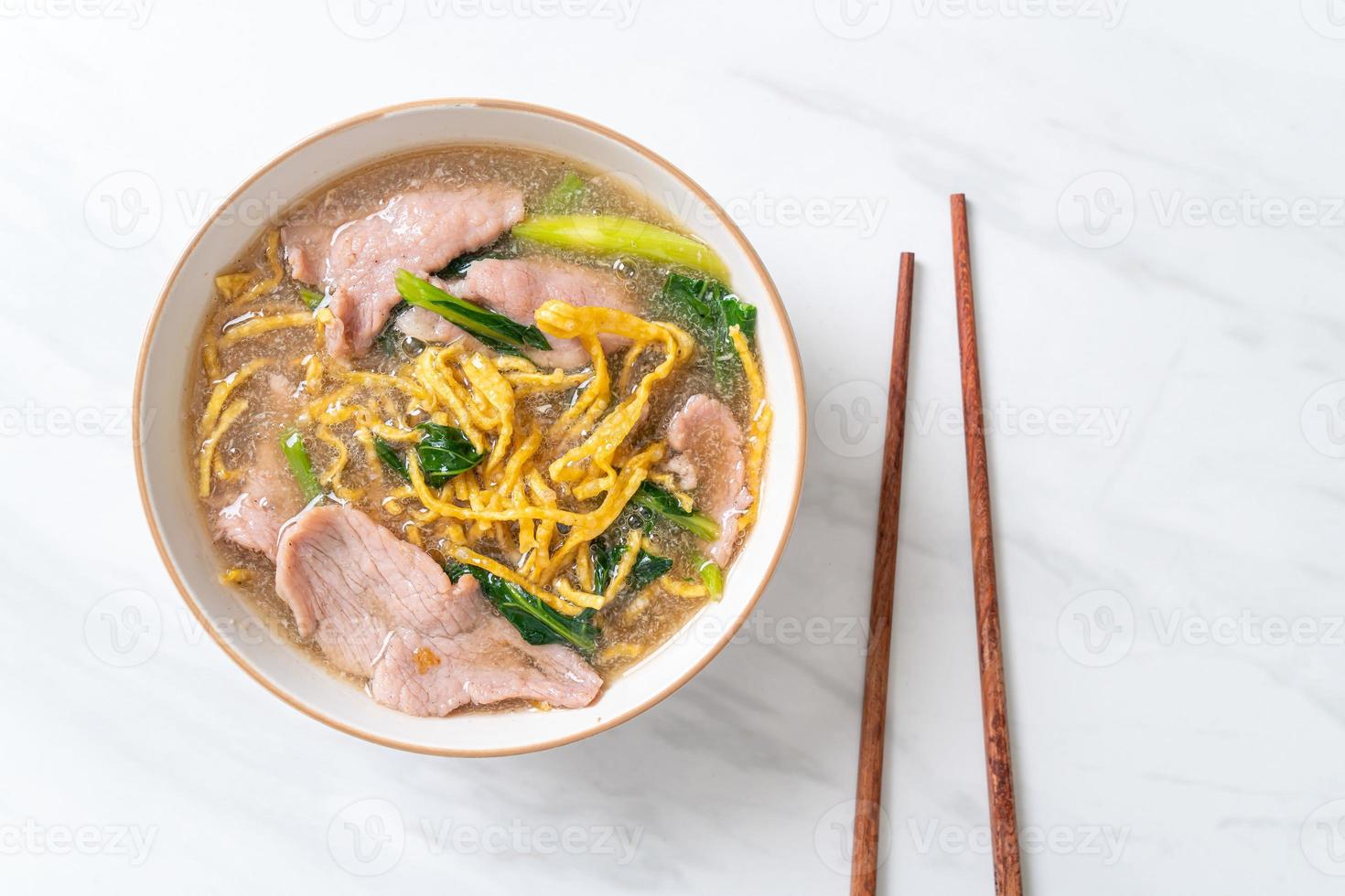 fideos crujientes con carne de cerdo en salsa gravy foto