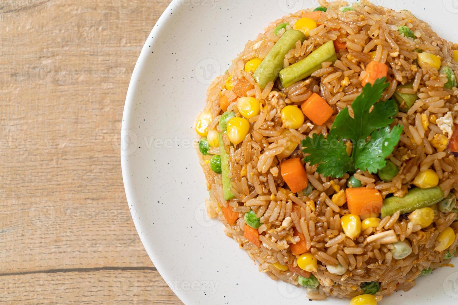 arroz frito con guisantes, zanahoria y maíz foto