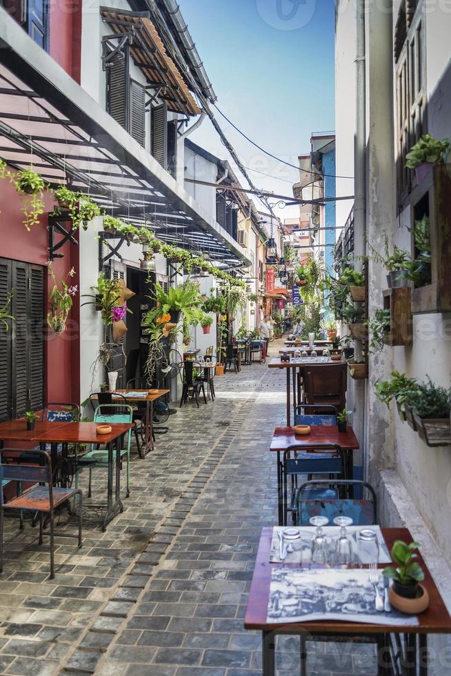 Callejón con restaurantes y bares turísticos en el casco antiguo de Siem Reap, Camboya foto