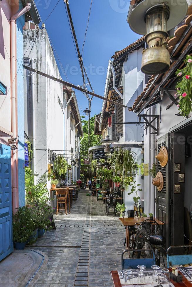 Callejón con restaurantes y bares turísticos en el casco antiguo de Siem Reap, Camboya foto