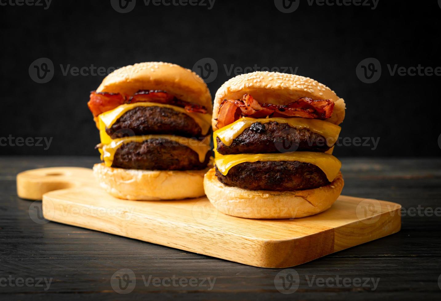 hamburguesa o hamburguesas de ternera con queso y tocino foto