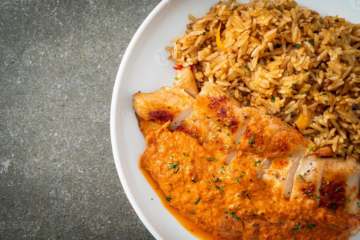 Filete de pollo a la plancha con salsa de curry rojo y arroz foto