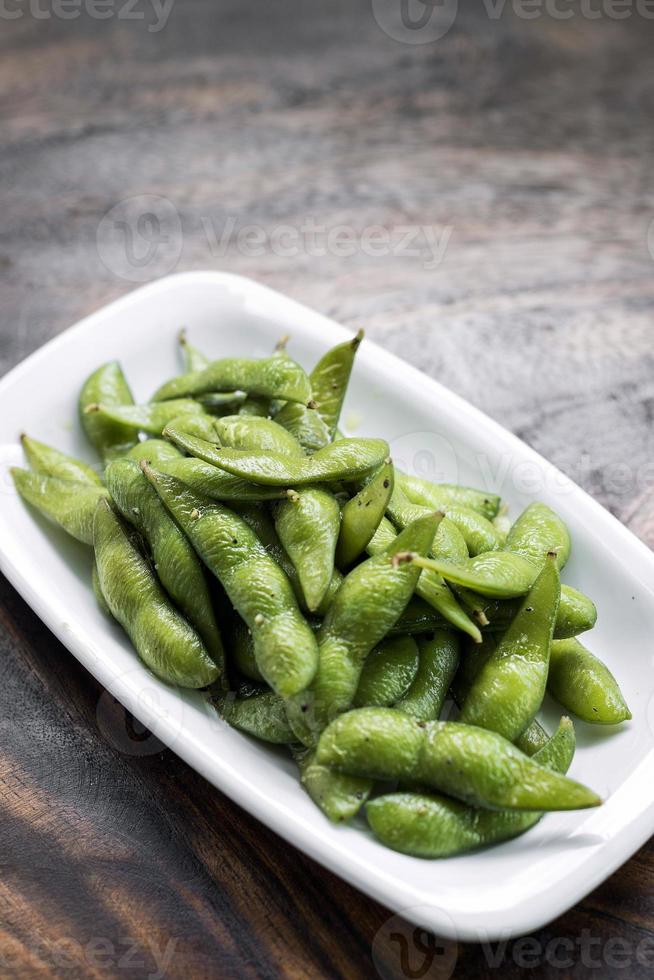 Porción de aperitivo de judías verdes edamame japonés salado foto