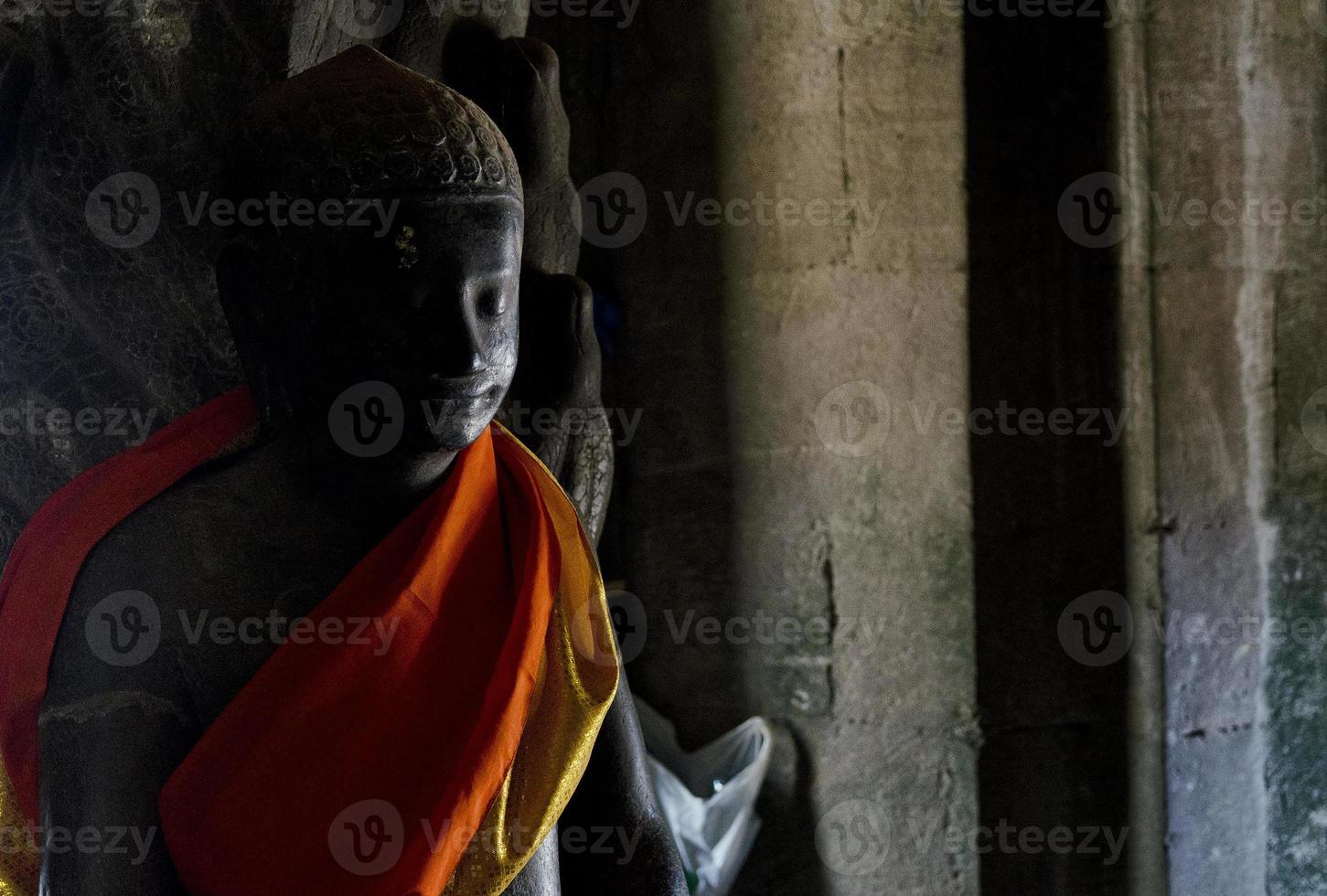 Estatua de Buda en Angkor Wat, famosos templos budistas en Siem Reap, Camboya Asia foto