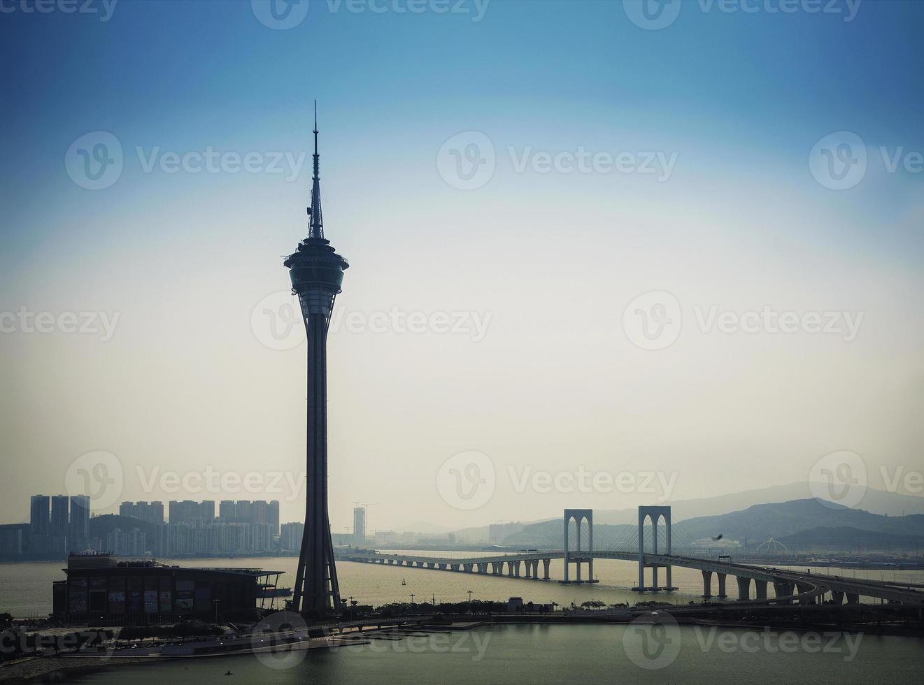 Horizonte de hito urbano de la torre de Macao y el puente de Taipa en Macao, China foto