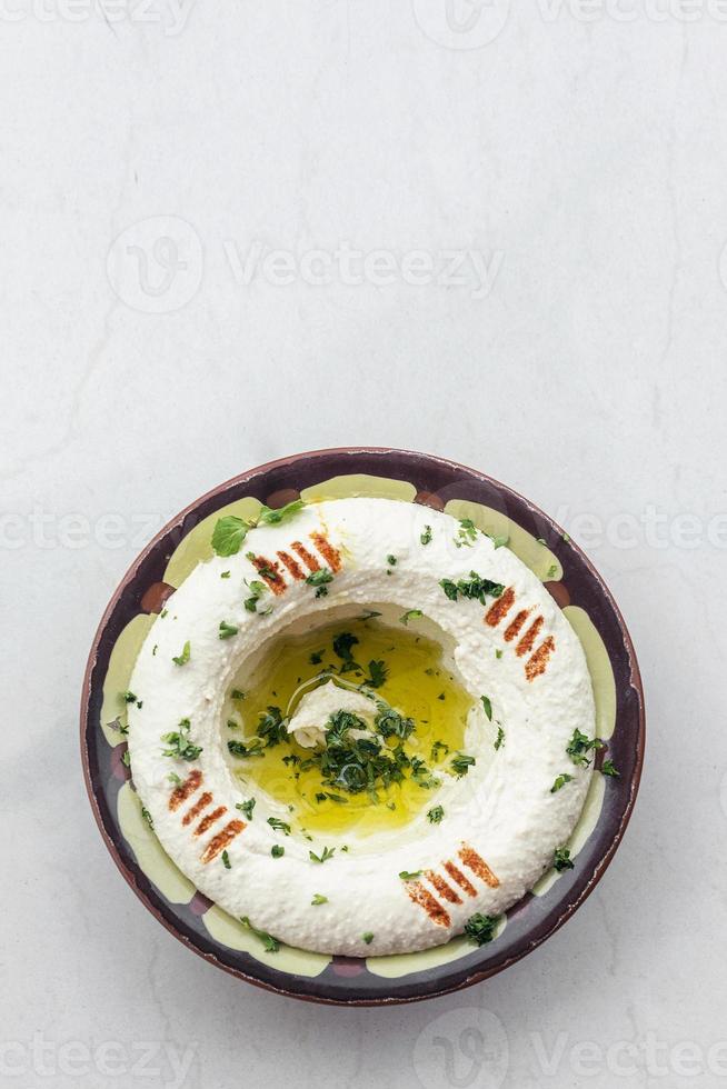 medio oriente hummus garbanzos dip meze mezze starter snack food set foto