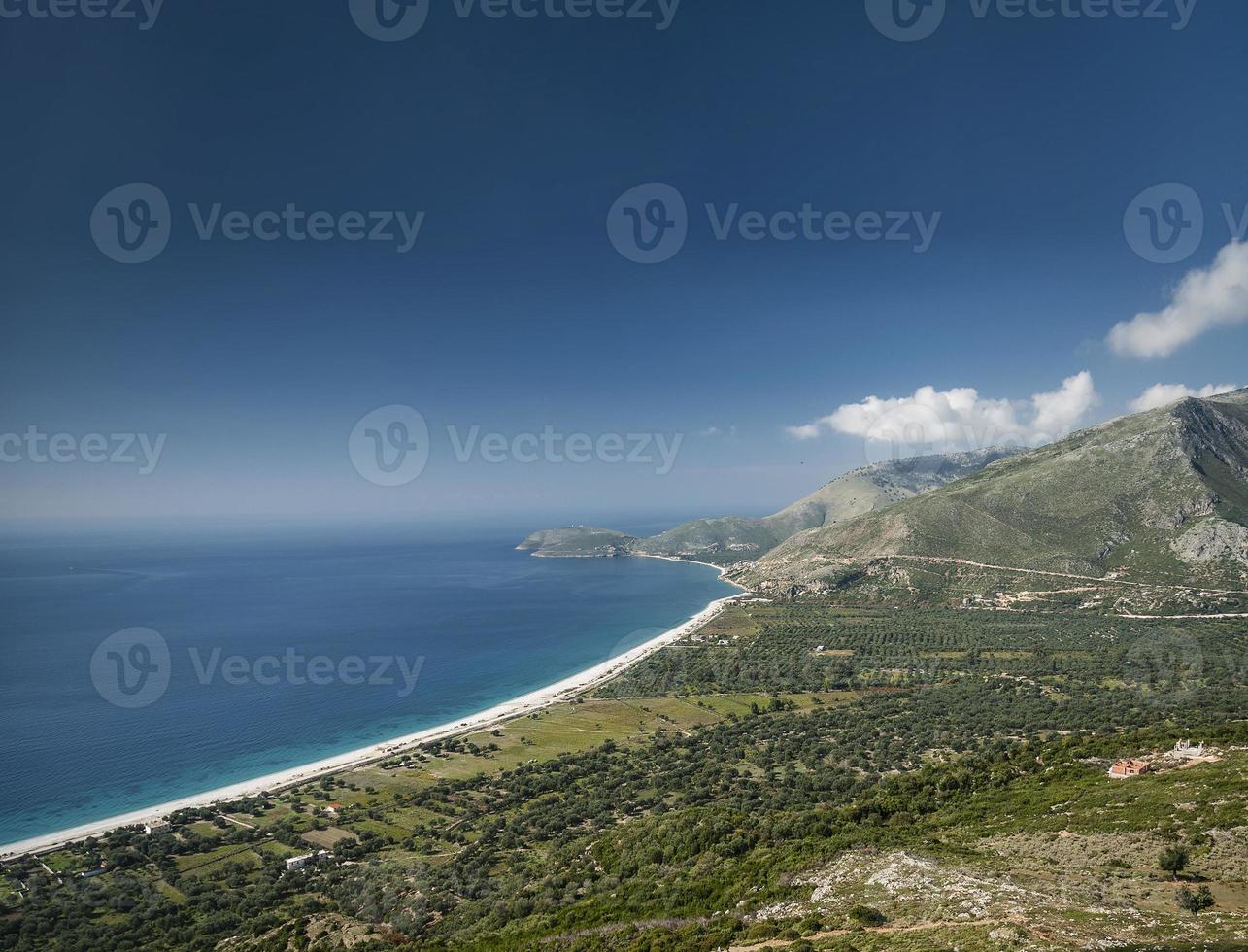 Costa del mar mediterráneo jónico paisaje de playa del sur de Albania al norte de Sarande en la carretera a Vlore foto