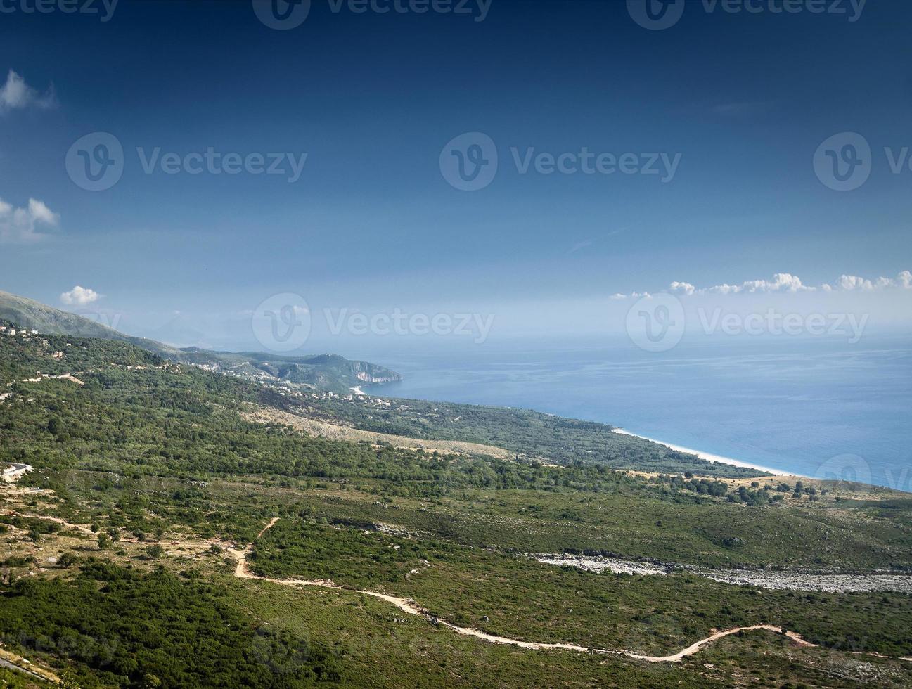 Costa del mar mediterráneo jónico paisaje de playa del sur de Albania al norte de Sarande en la carretera a Vlore foto