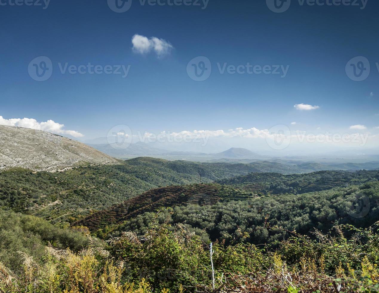 Sur de Albania paisaje escénico vista en día soleado cerca de Sarande foto