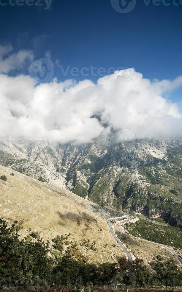 Sur de Albania paisaje escénico vista en día soleado cerca de Sarande foto