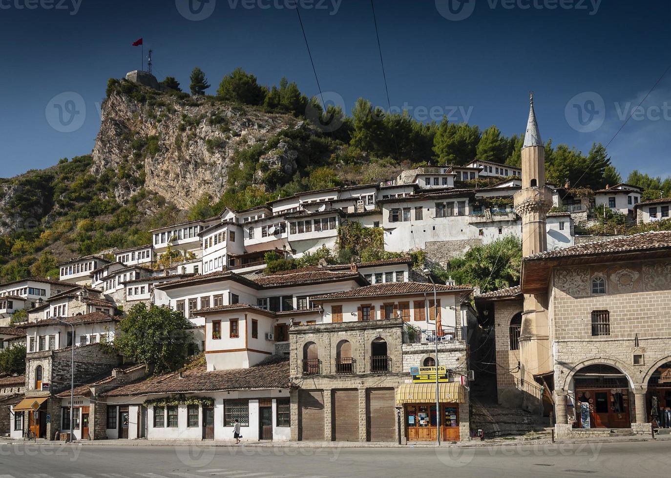 Vista de la arquitectura de estilo otomano en el histórico casco antiguo de Berat Albania foto