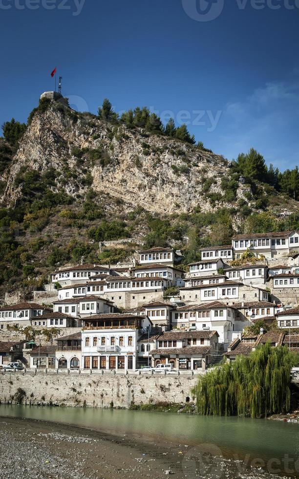 Vista de la arquitectura de estilo otomano en el histórico casco antiguo de Berat Albania foto