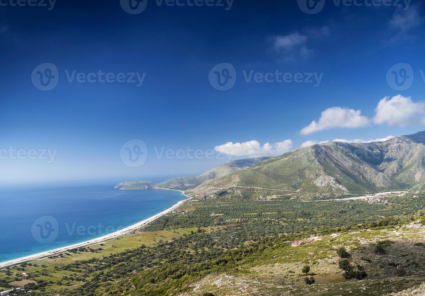 Playa y montañas vista de la costa del mar Jónico del sur de Albania, cerca de Saranda foto