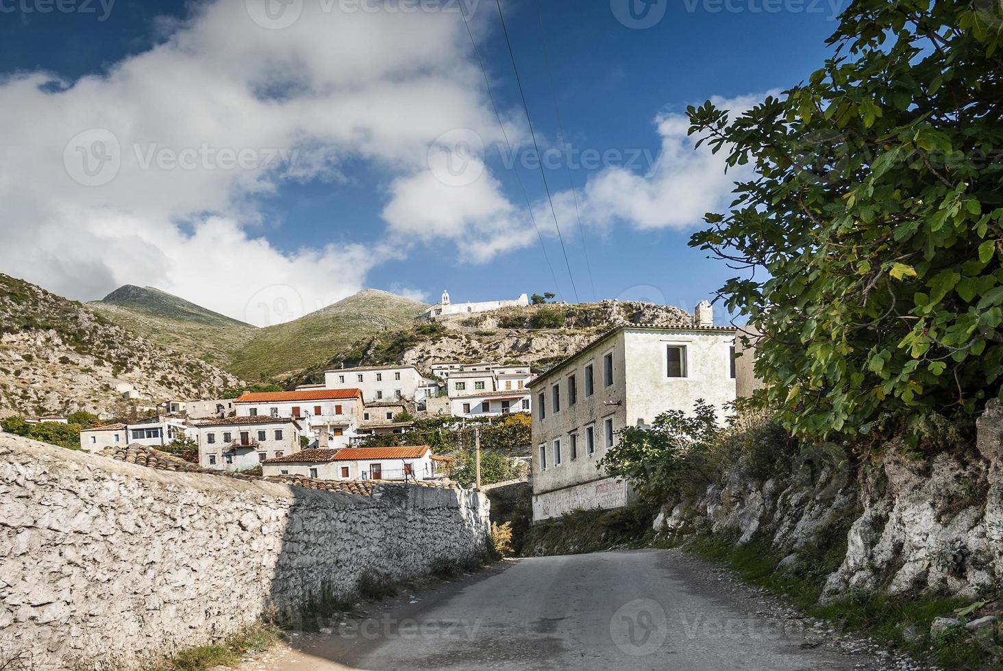 Dhermi tradicional aldea albanesa vista en el sur de Albania foto