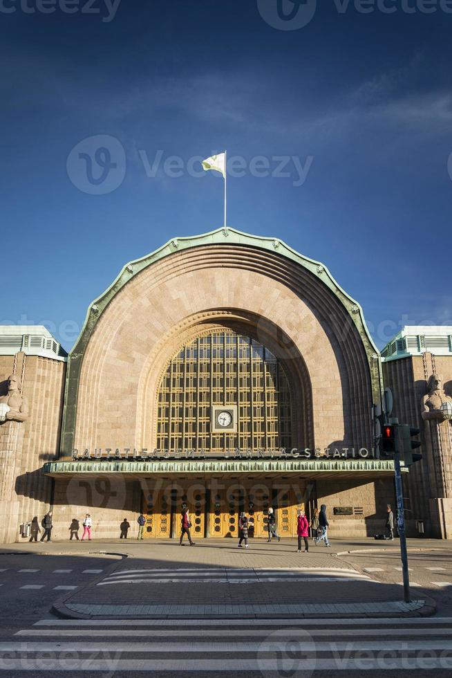 Hito de la estación de tren de la ciudad de Helsinki central y calle en Finlandia foto