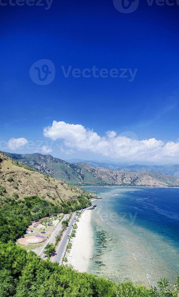 cristo rei histórica playa tropical vista del paisaje cerca de dili timor oriental foto