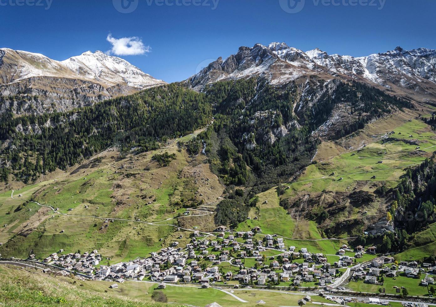 Vals village paisaje del valle alpino y casas en los Alpes centrales de Suiza foto