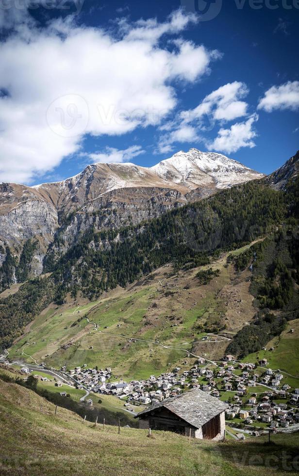 Vals village paisaje del valle alpino y casas en los Alpes centrales de Suiza foto