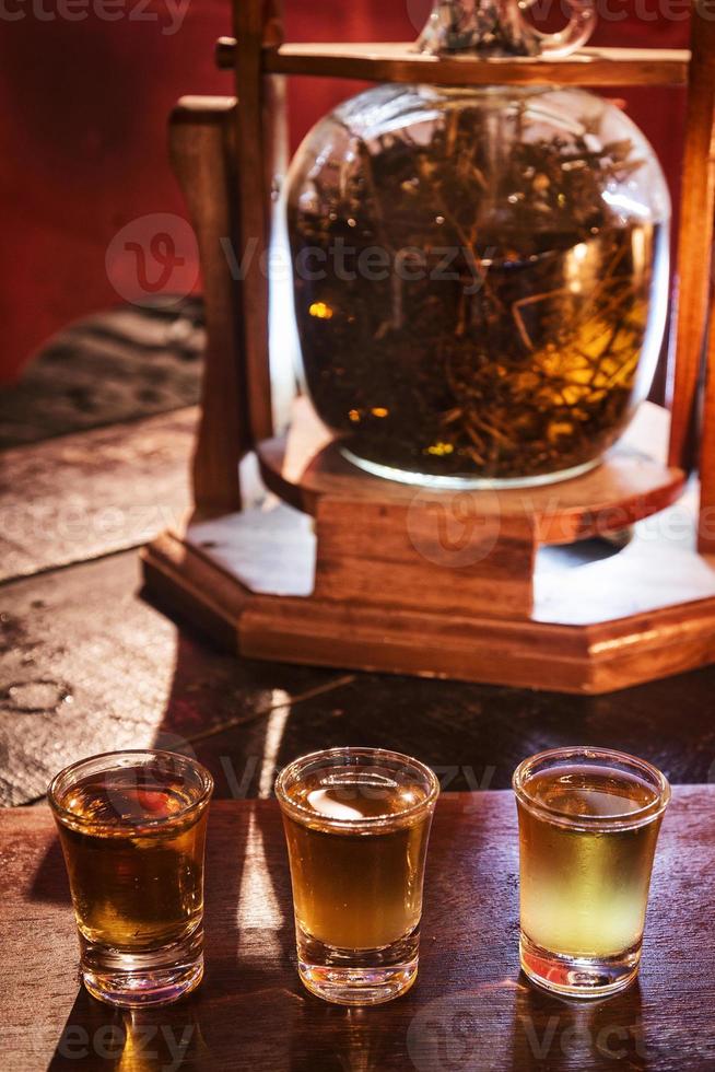 Alcohol infundido con cannabis, tragos de marihuana medicinal en whisky, ron y vodka. foto