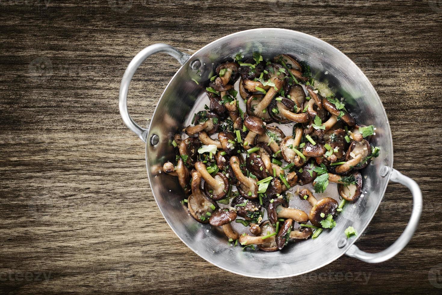 Setas shiitake fritas al ajillo y tapas de aceite de oliva snack foto