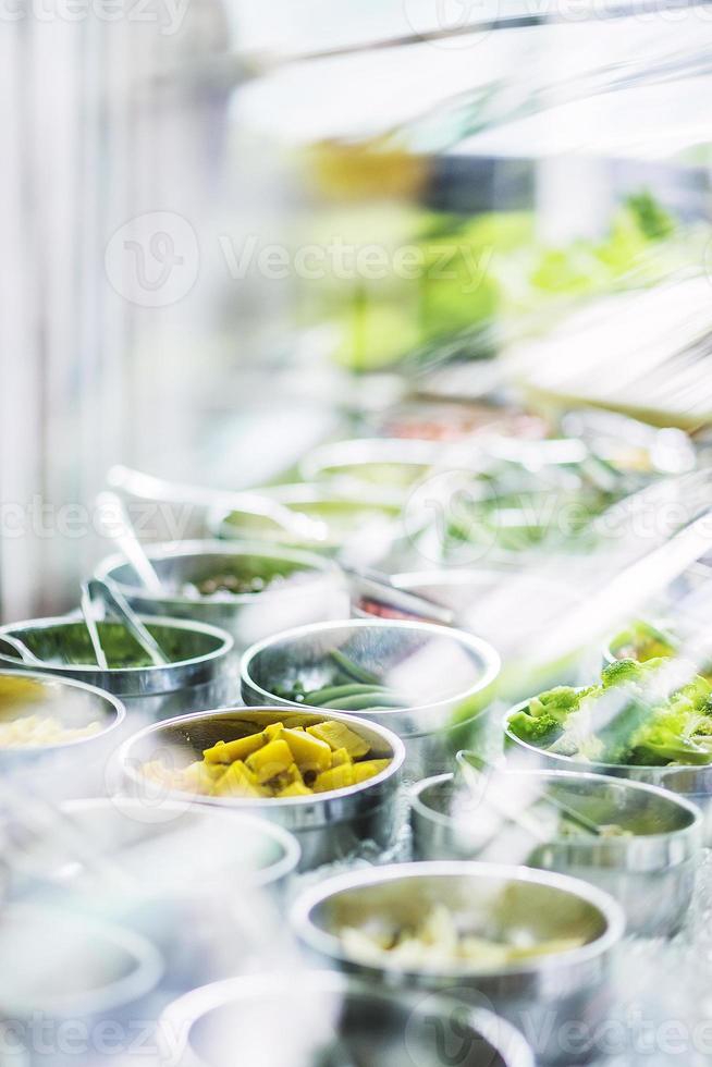 Buffet de ensaladas restaurante de verduras mixtas frescas mostrar detalle foto