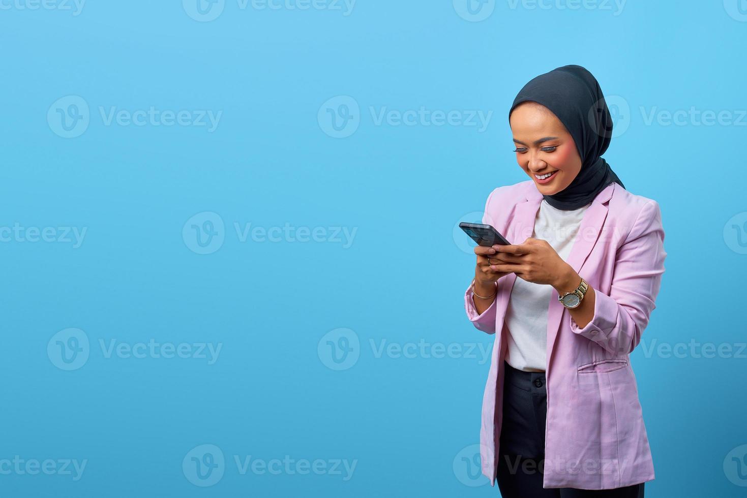 Atractiva mujer asiática mediante teléfono móvil con espacio vacío foto