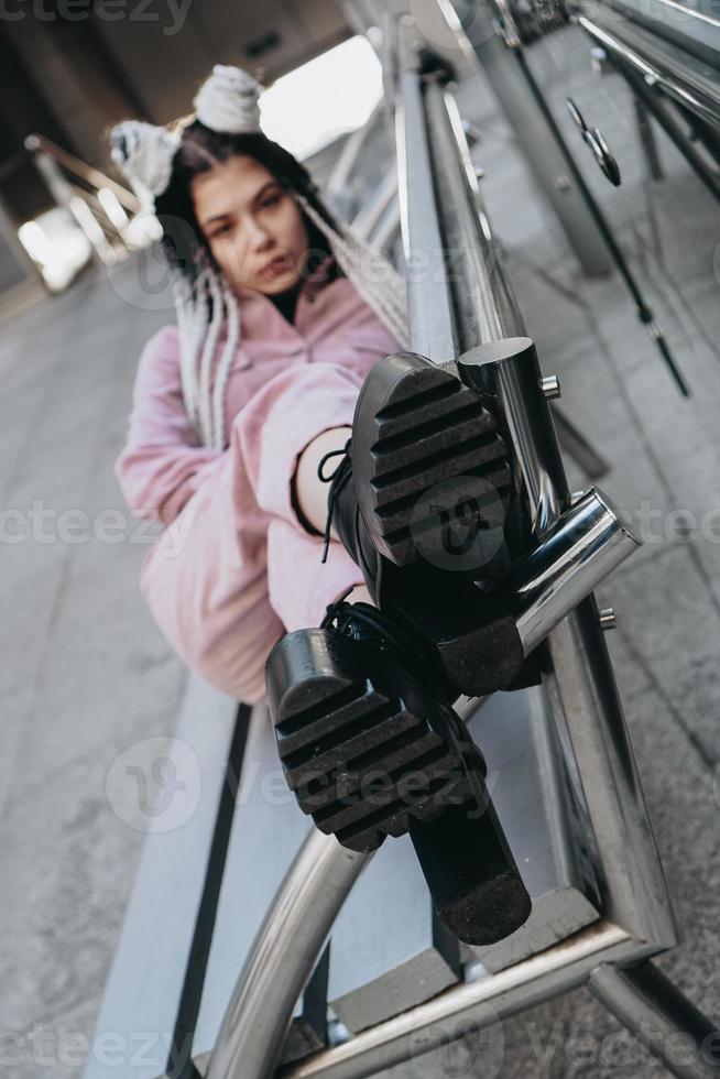 mujer joven con aspecto futurista. chica con coletas en blanco y negro foto