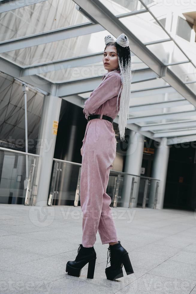 hermosa chica guapa con rastas en toda su longitud. foto en la ciudad