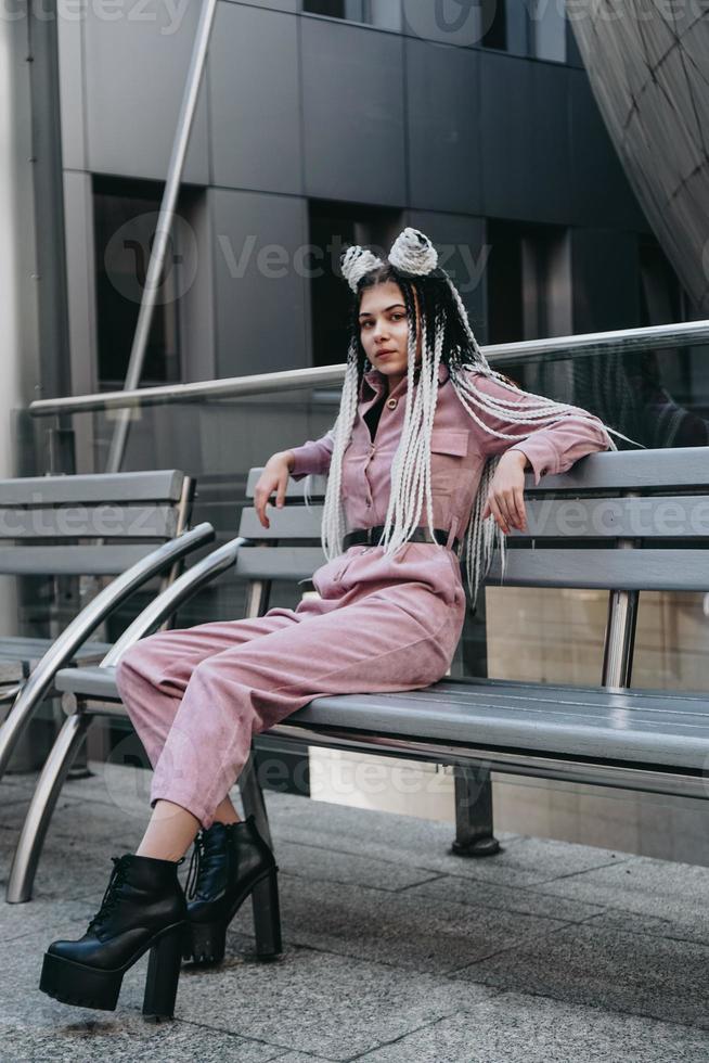 mujer joven con aspecto futurista. chica con coletas en blanco y negro foto