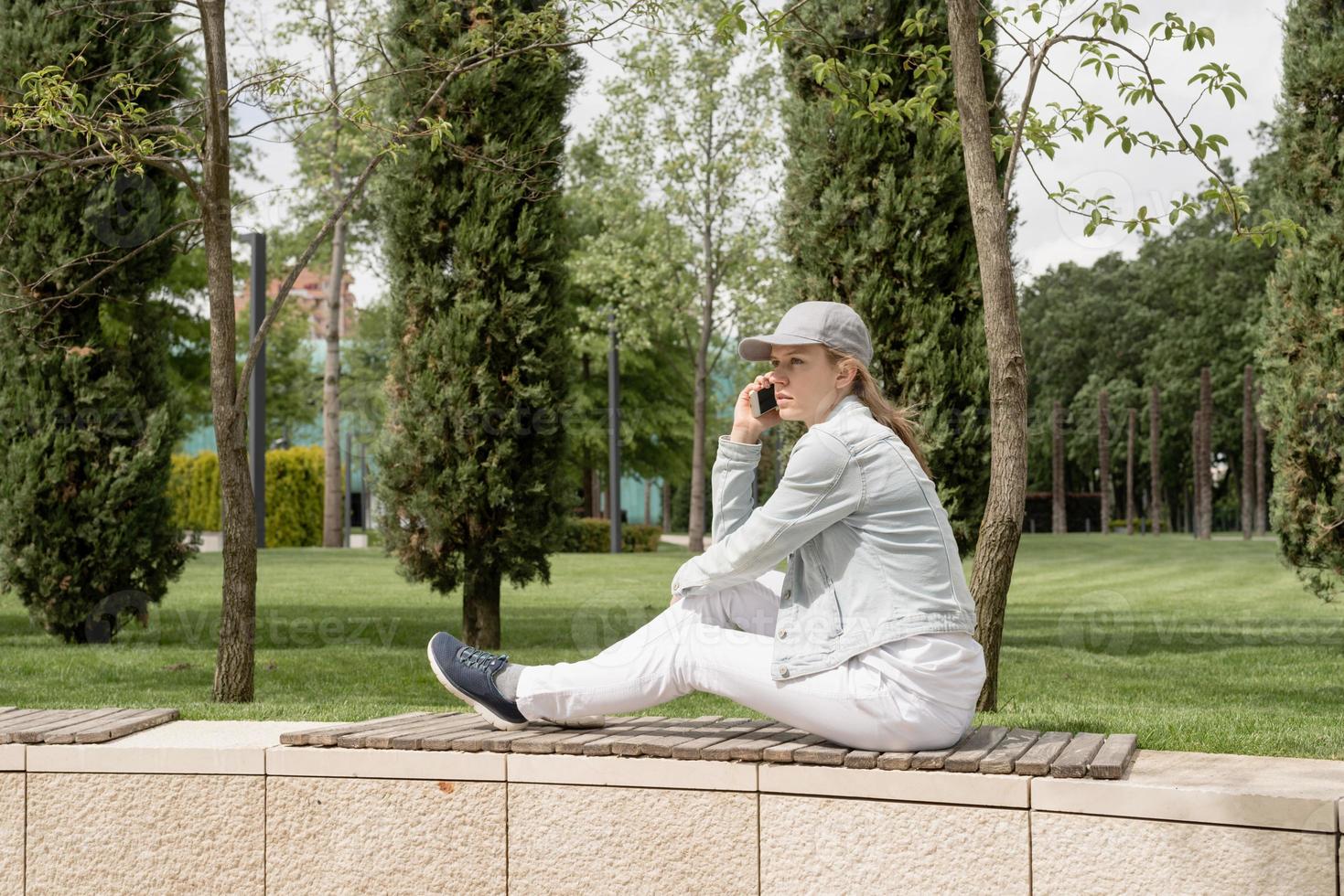 Mujer al aire libre tomando selfie en su teléfono móvil foto