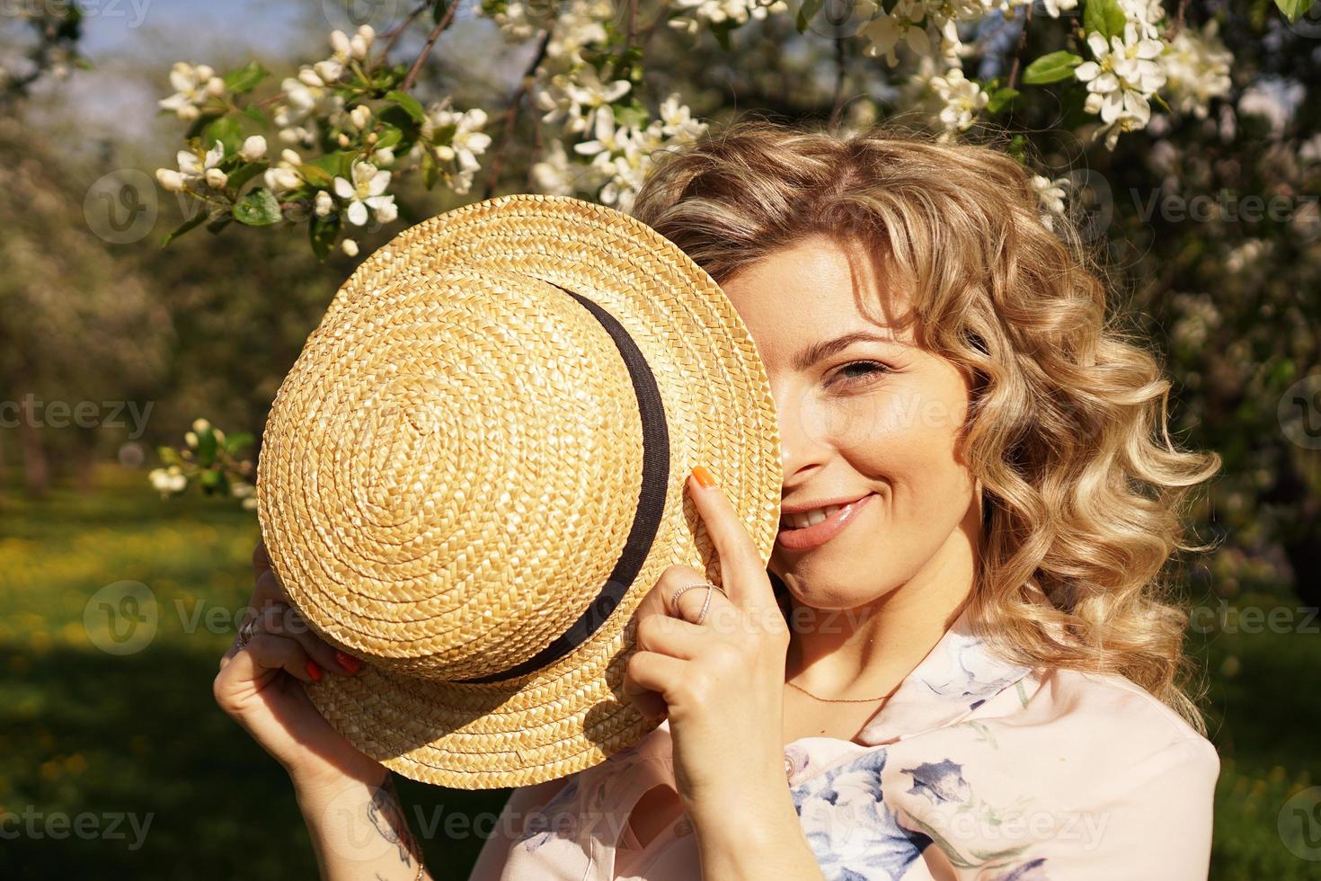 mujer cubrió la mitad de la cara con un sombrero de paja foto