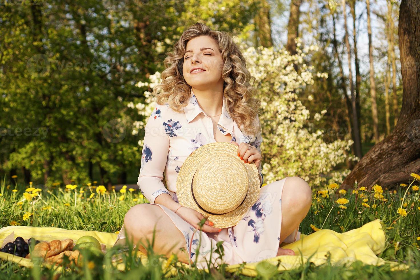 mujer hermosa, fin de semana a pasear en un picnic foto