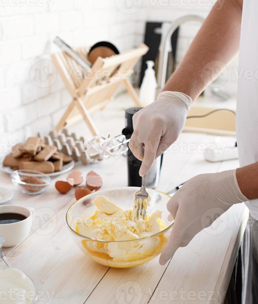 manos masculinas haciendo masa en la cocina foto