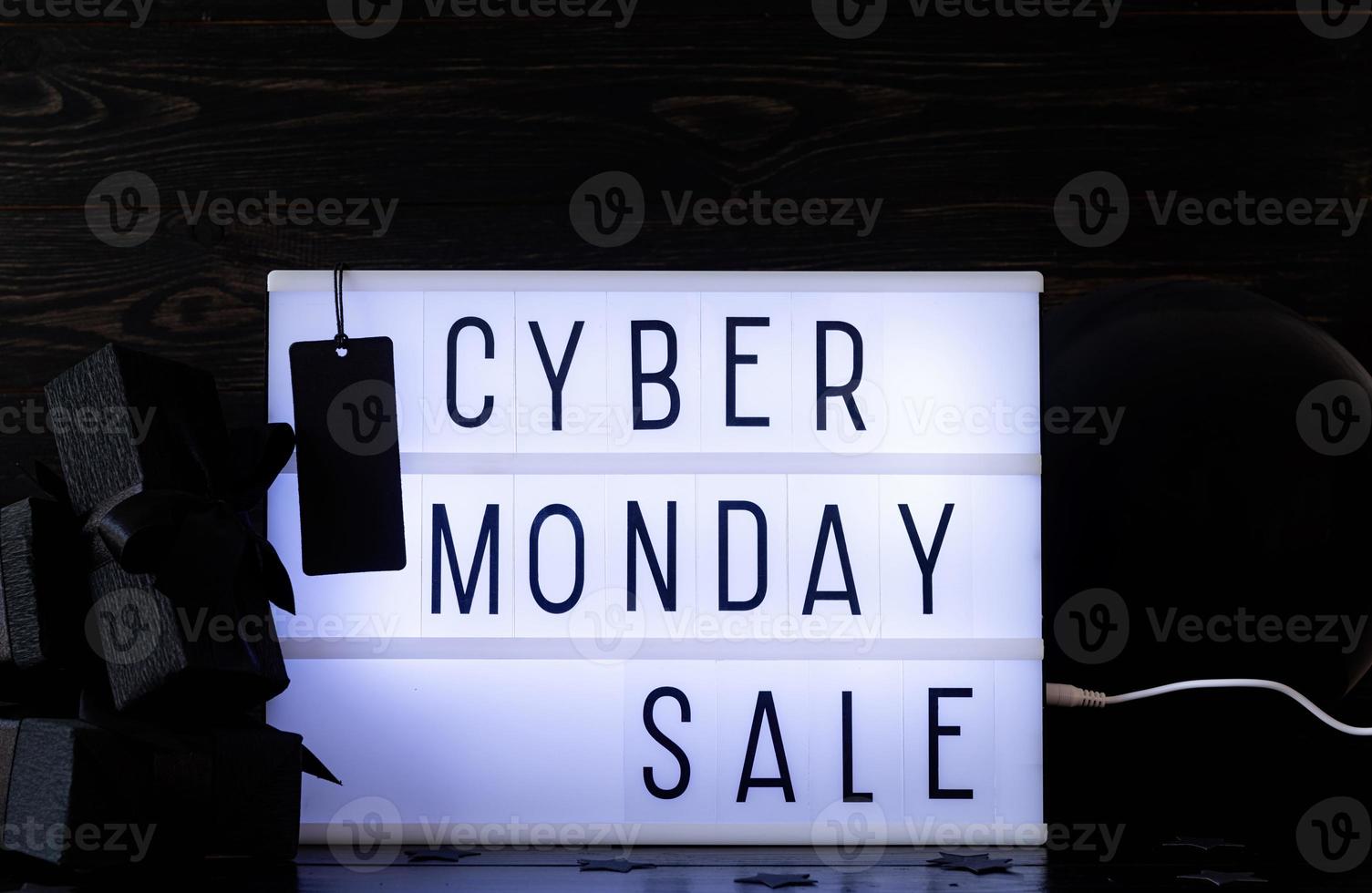 Palabras de venta de Cyber Monday en lightbox con etiqueta de precio negra foto