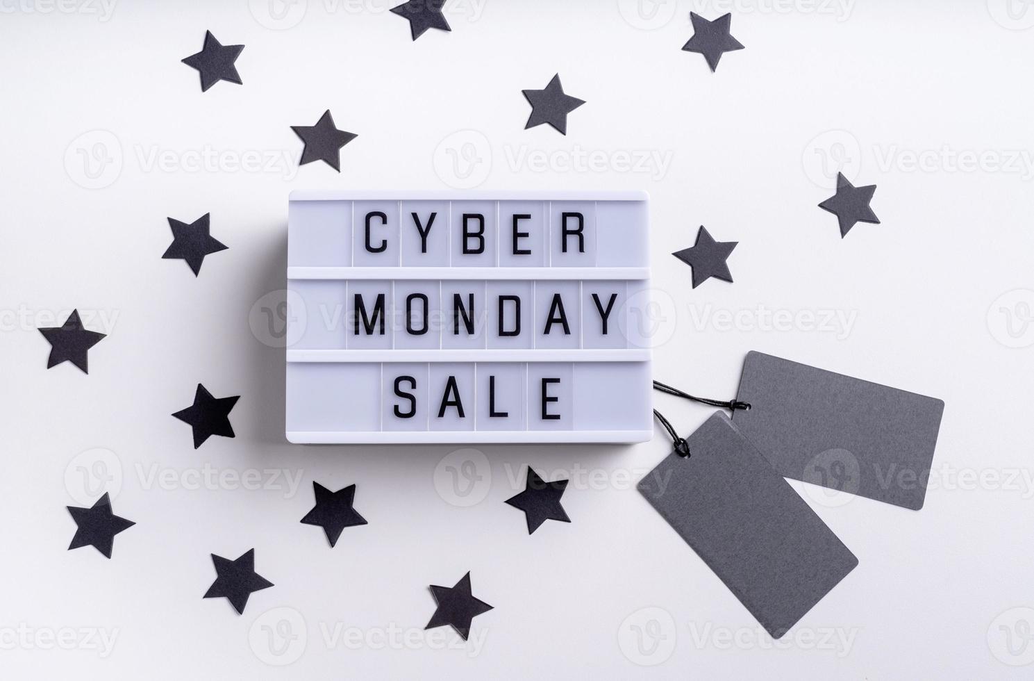 Palabras de venta de Cyber Monday en lightbox con etiquetas de precio negras foto