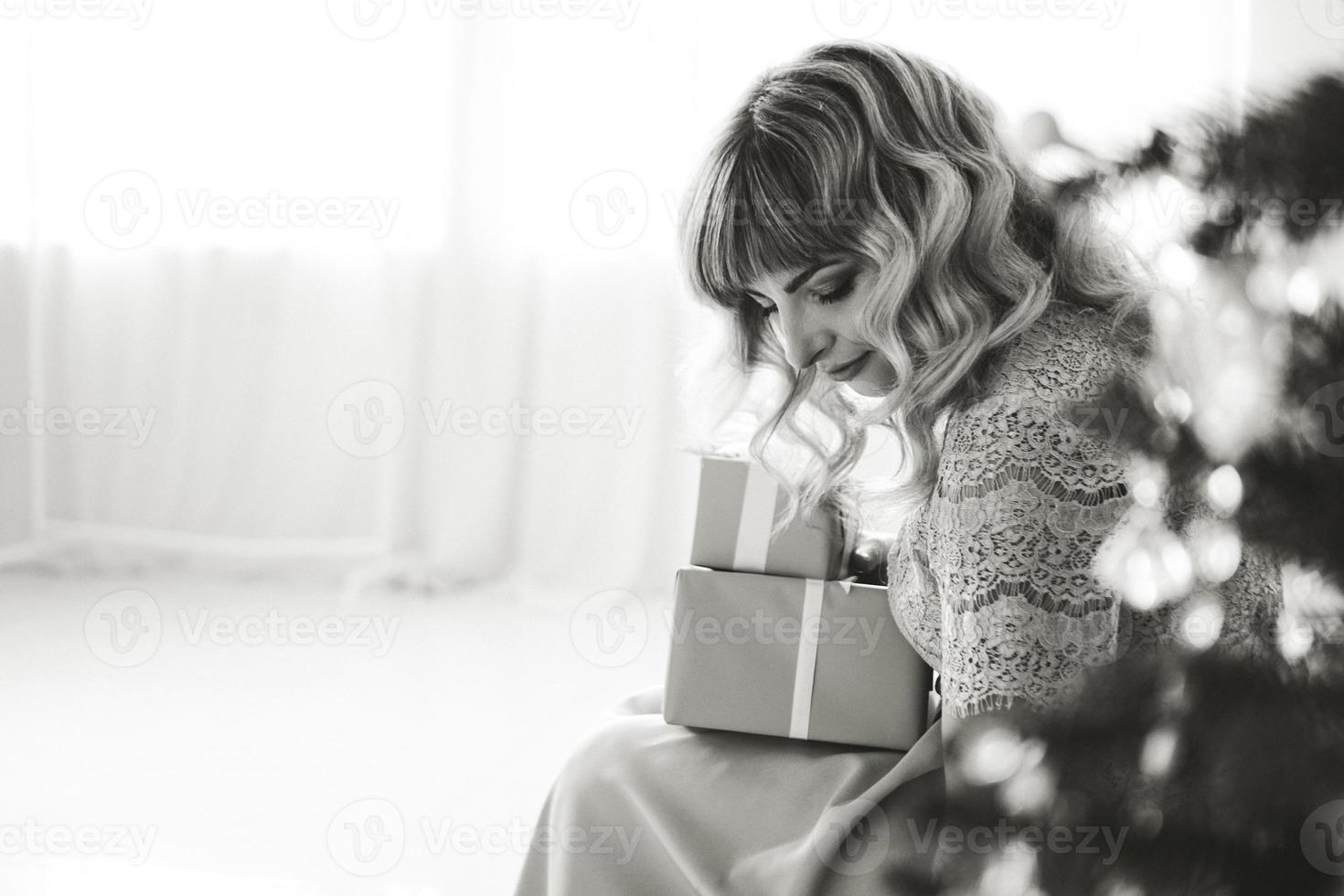 Encantadora mujer joven con estilo elegante en blanco y negro foto
