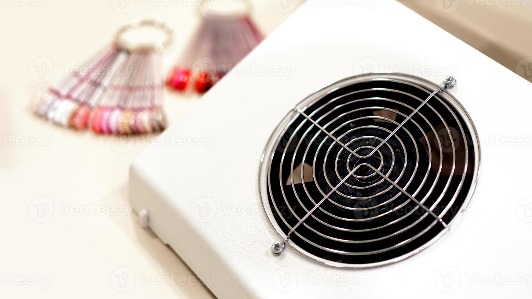 un ventilador - ventilador en un salón de belleza para una manicura. secado de uñas foto