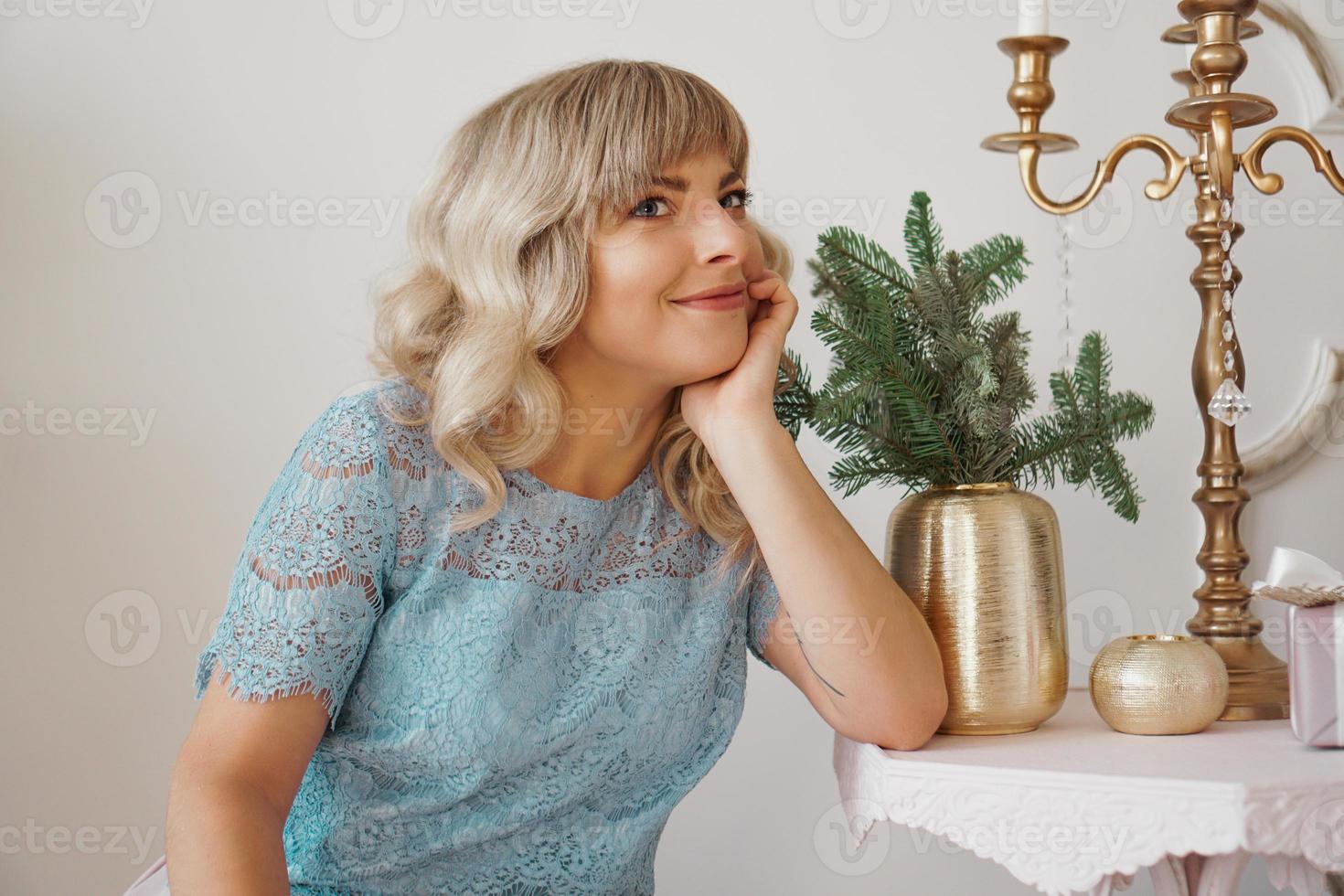 imagen de mujer soñadora en interior dorado y blanco. vacaciones navideñas foto