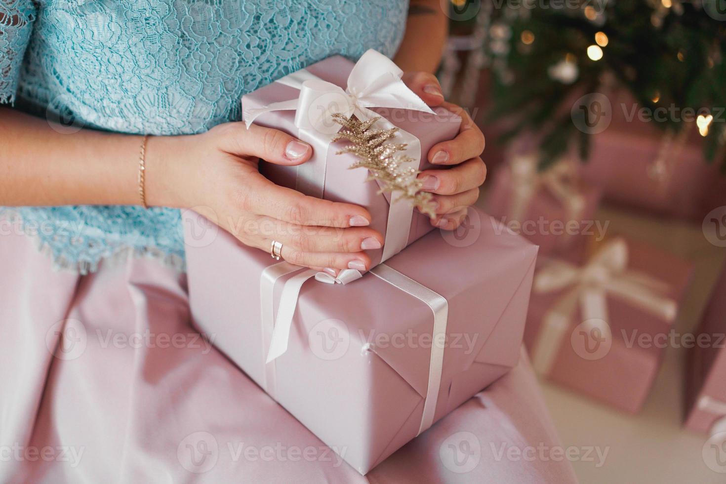 manos sosteniendo regalo presente. Primer plano de manos femeninas dando el regalo foto