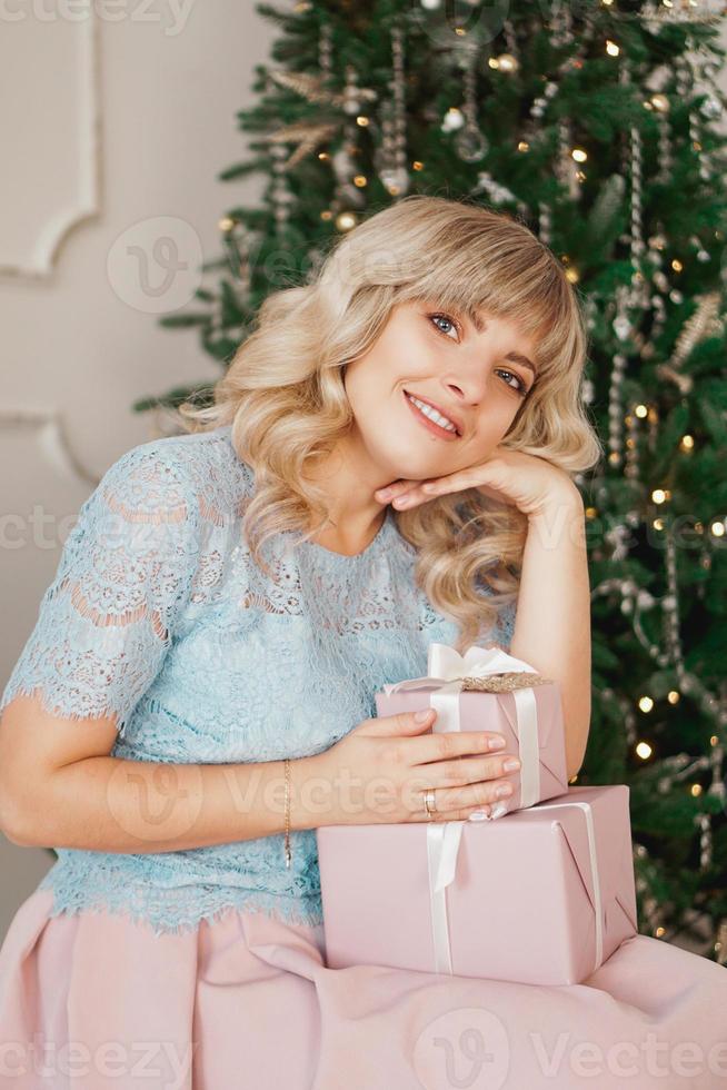 Encantadora mujer joven con estilo elegante con rosa regalo de Navidad foto