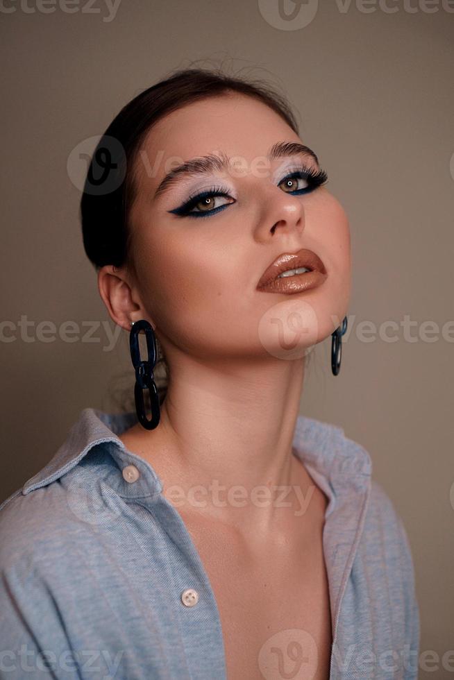 Retrato de belleza con maquillaje azul profesional. retrato de moda foto