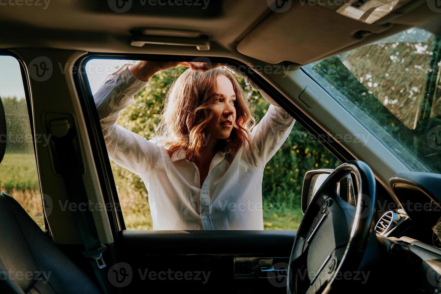 mujer en la ventana del coche. viajes fuera de la ciudad. concepto de viaje y alegría foto