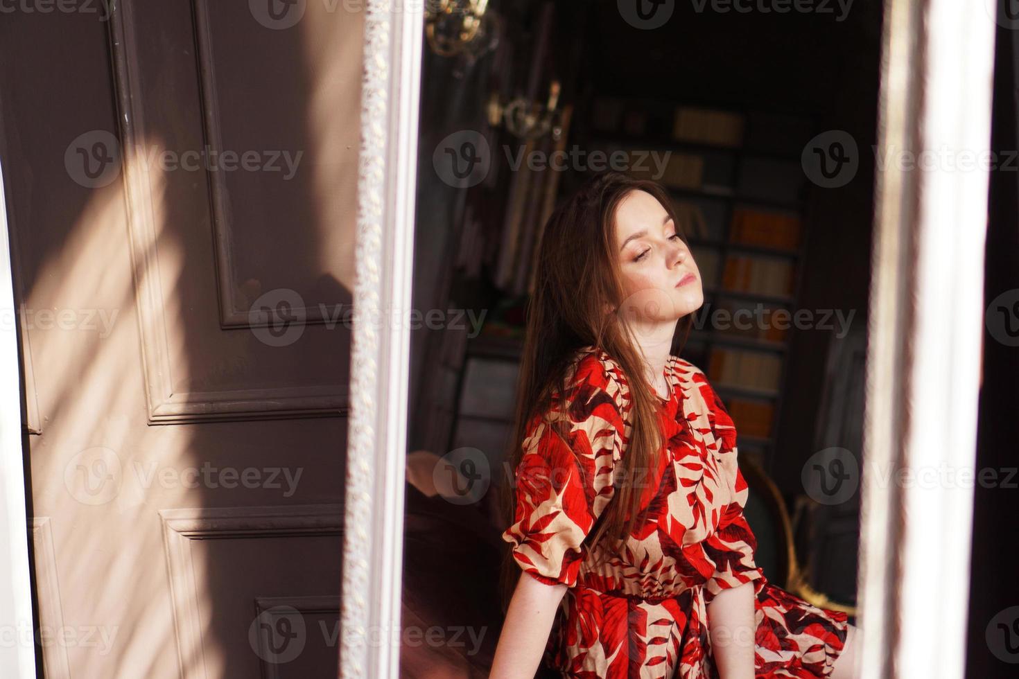 retrato de mujer y su reflejo en el espejo foto