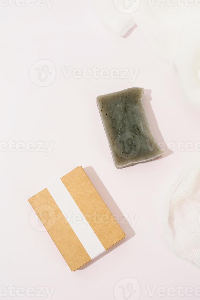 Vista superior del jabón hecho a mano y caja de manualidades para maquetas de diseño en blanco foto