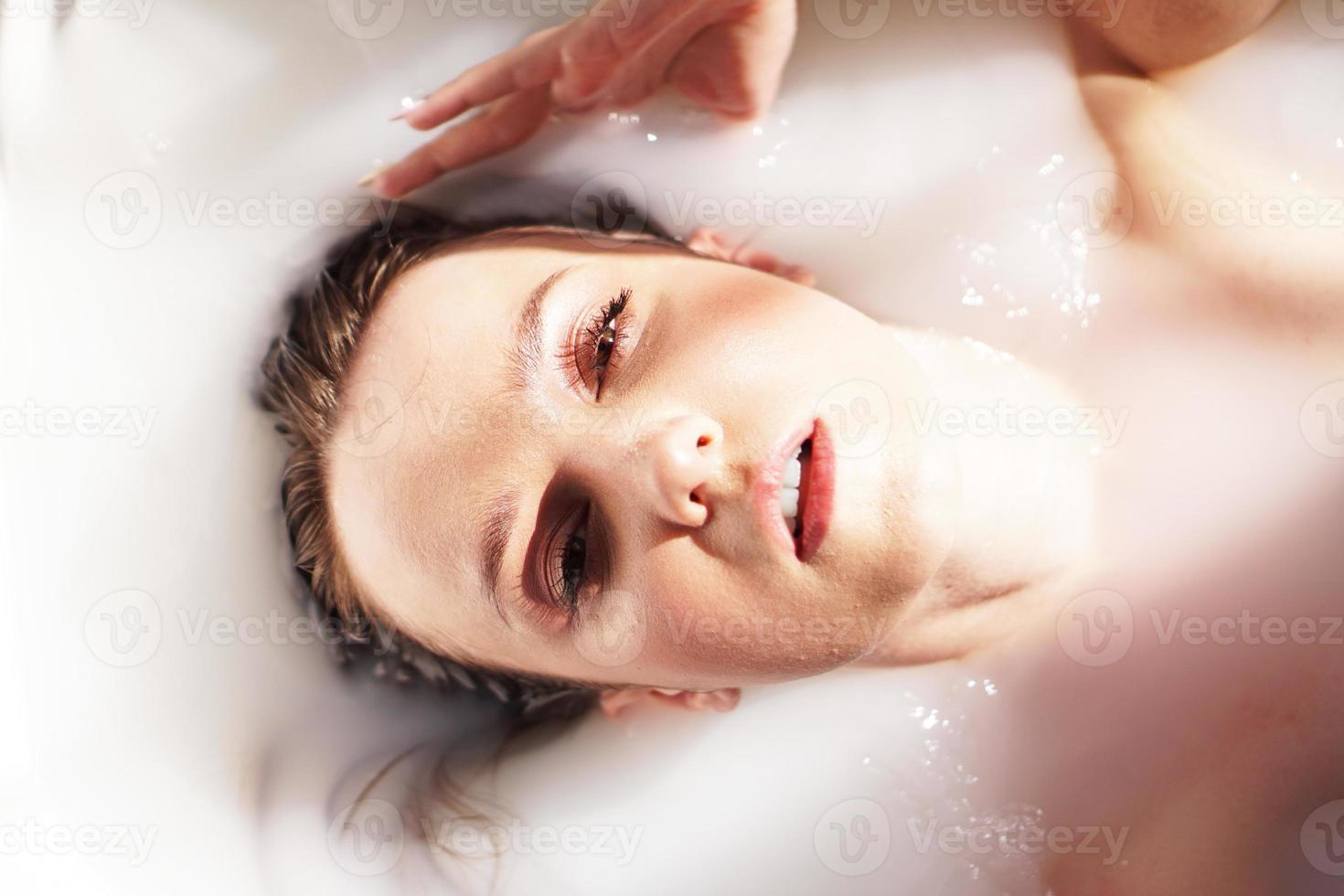 chica en el baño con leche. tratamientos de spa para el rejuvenecimiento de la piel. foto